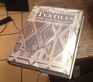 Bild des Verkufers fr American Indian Textiles: 2,000 Artist Biographies zum Verkauf von Xochi's Bookstore & Gallery