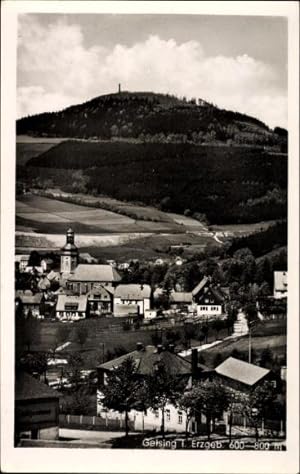 Bild des Verkufers fr Ansichtskarte / Postkarte Geising Altenberg Erzgebirge, Gesamtansicht des Ortes, Kirche, Berg, Aussichtsturm zum Verkauf von akpool GmbH
