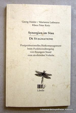 Seller image for Synergien im Stau. De Stagnatione. Postprofessionelles Risikomanagement beim Funktionsbergang von flssigem Stand zum stockenden Verkehr. Lengwil, Libelle, 1995. Mit Illustrationen. 78 S., 1 Bl. Or.-Kart. (Litzelstetter Libellen, ZNF 7). (ISBN 390908172X). for sale by Jrgen Patzer