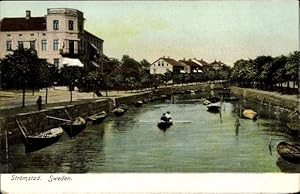 Bild des Verkufers fr Ansichtskarte / Postkarte Strmstad Schweden, Flusspartie mit Teilansicht der Stadt zum Verkauf von akpool GmbH
