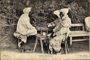 Ansichtskarte / Postkarte Joueurs de Dames, Dame, Spielbrett, Männer in traditioneller Kleidung, ...