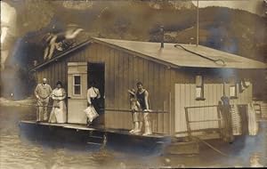 Foto Ansichtskarte / Postkarte Blick auf ein Badehaus, Badegäste, Badekleidern