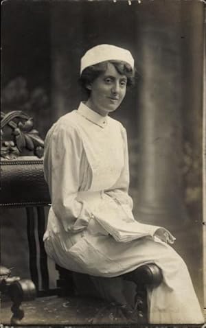 Foto Ansichtskarte / Postkarte Englische Krankenschwester in Dienstuniform, Sitzportrait, I. WK