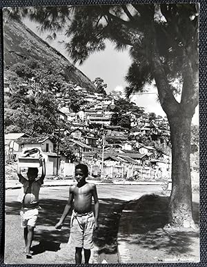 Imagen del vendedor de Nios. Ro de Janeiro - George Friedman - (Carpeta de los Diez) - Fotografia original (Vintage) con Certificado de autenticidad / Original photo (Vintage) with COA a la venta por castlebooksbcn