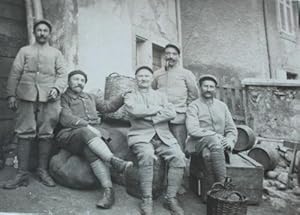 CPA photo groupe de poilus au repos scène de vie Guerre