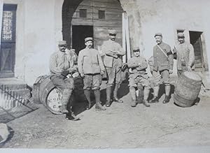 CPA photo groupe de poilus au repos scène de vie Guerre Tonneau de vin