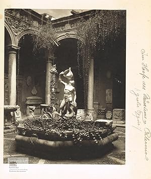 Hof des Archäologischen Museums von Palermo mit Skulpturen aus Ausgrabungen. Historische Photogra...
