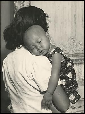 Bild des Verkufers fr Groformatige Original-Fotografie. Mutter mit schlafendem Kind, Thailand. zum Verkauf von Michael Meyer-Pomplun
