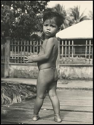 Bild des Verkufers fr Groformatige Original-Fotografie. "Mu das sein?!" Kleiner Junge in Bangkok, Thailand. zum Verkauf von Michael Meyer-Pomplun