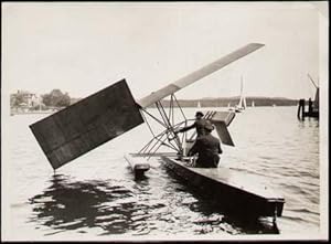 Eine umwälzende Erfindung auf dem Gebiete des Segelsportes. Das Flugzeug-Tragflächen-Segelboot.