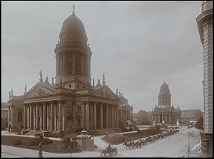 Bild des Verkufers fr Gesamtansicht des Gendarmenmarktes von Sdosten mit dem Deutschen und dem Franzsischen Dom. Vorn eine Reihe Pferdedroschken. Groformatige Original-Photographie. zum Verkauf von Michael Meyer-Pomplun