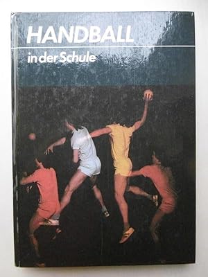 Bild des Verkufers fr Handball in der Schule. Ein Buch fr Schule und Sportgemeinschaft. zum Verkauf von Antiquariat Steinwedel