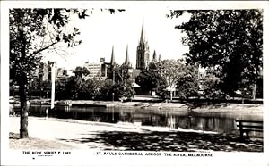 Bild des Verkufers fr Ansichtskarte / Postkarte Melbourne Victoria Australien, St. Paul's Cathedral across the river, Blick zur Kathedrale zum Verkauf von akpool GmbH