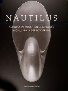 Image du vendeur pour Nautilus. Schnecken, Muscheln und anderew Mollusken in der fotografie. Oldenburg, 20.Mai - 27. Augist 2017. mis en vente par EDITORIALE UMBRA SAS