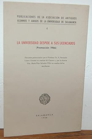 Seller image for LA UNIVERSIDAD DESPIDE A SUS LICENCIADOS (Promocin 1966) for sale by EL RINCN ESCRITO