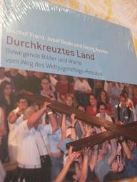 Seller image for Durchkreuztes Land Bewegende Bilder und Worte vom Weg des Weldjugentags-Kreuzes for sale by Alte Bcherwelt