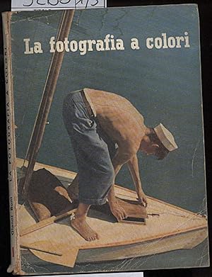 Imagen del vendedor de LA FOTOGRAFIA A COLORI a la venta por Invito alla Lettura