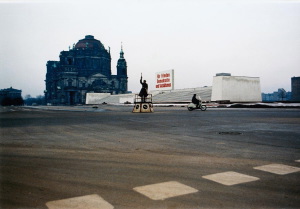 Berlin Ost 1965. "Verkehrsregelung" am Aufmarschgelände mit Dom im Hintergrund. Farbige Original-...