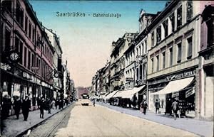 Imagen del vendedor de Ansichtskarte / Postkarte Saarbrcken im Saarland, Blick in die Bahnhofstrae, Geschfte Joseph Anton, B. Knig a la venta por akpool GmbH