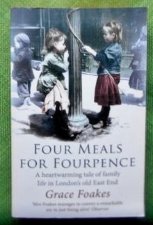 Bild des Verkufers fr Four Meals for Fourpence. A heartwarming tale of family life in London's old East End. zum Verkauf von Versandantiquariat Sabine Varma