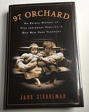 Image du vendeur pour 97 Orchard An Edible History of Five Immigrant Families in One New York Tenement Smithsonian mis en vente par WellRead Books A.B.A.A.