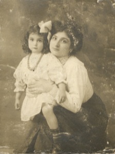 Bild des Verkufers fr [Ritratto fotografico di donna con bambina seduta sul ginocchio]. zum Verkauf von Libreria Oreste Gozzini snc