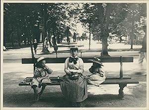 En famille, au parc, vers 1910