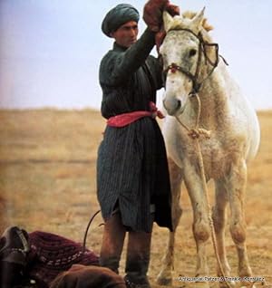 Buskaschi in Afghanistan. Luzern, Bucher, 1978. 4to. Mit zahlreichen, teils farbigen fotografisch...