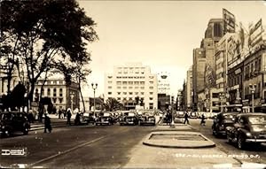 Bild des Verkufers fr Ansichtskarte / Postkarte Mexiko Stadt, Avenida Juarez, Straenpartie in der Stadt, Autos zum Verkauf von akpool GmbH