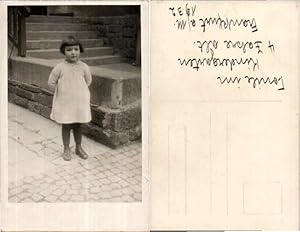 Bild des Verkufers fr NICE LITTLE GIRL in PORTRAIT POSE VINTAGE Photo Postcard zum Verkauf von Versandhandel Lehenbauer