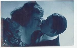 Imagen del vendedor de 30685,Fotocelere 750 Man Kisses Pretty French Lady a la venta por Versandhandel Lehenbauer