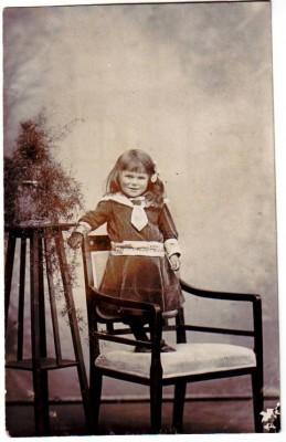 Bild des Verkufers fr 32101,LOVELY NICE VINTAGE GIRL on CHAIR zum Verkauf von Versandhandel Lehenbauer