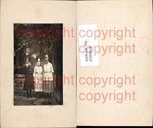 Bild des Verkufers fr 479064,Foto Drei Frauen v. Haus stehend Passepartout zum Verkauf von Versandhandel Lehenbauer