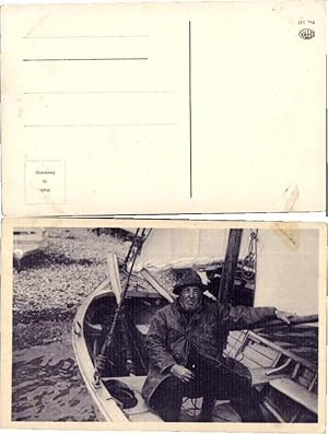 Bild des Verkufers fr 42902,Old Fisher on Boat Fischer am Boot zum Verkauf von Versandhandel Lehenbauer
