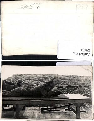 Bild des Verkufers fr 89434,Foto Wehrmacht Soldat Schiebung Stahlhelm bung Gewehr zum Verkauf von Versandhandel Lehenbauer