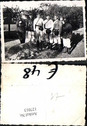 Bild des Verkufers fr 127013,Soldaten der Wehrmacht in Uniform Stahlhelm Grab zum Verkauf von Versandhandel Lehenbauer