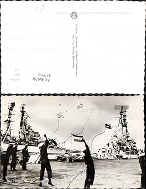Bild des Verkufers fr 337711,Foto Ak Schiffe Kriegsschiffe Marine Den Helder Keesje gooien Matrosen m. Seile zum Verkauf von Versandhandel Lehenbauer