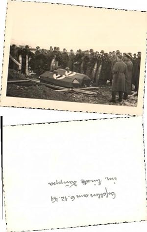 Bild des Verkufers fr 65270,WW2 Soldaten Beerdigung im Feld Fahnen Stahlhelm Gefallene beflaggt zum Verkauf von Versandhandel Lehenbauer
