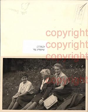 Bild des Verkufers fr 479117,Foto Ak Drei alte Frauen sitzen auf Wiese Handtasche zum Verkauf von Versandhandel Lehenbauer