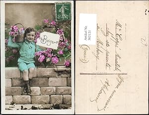 Bild des Verkufers fr 362121,Kind Bub Junge a. Mauer sitzend Korb Blumen Rosen zum Verkauf von Versandhandel Lehenbauer