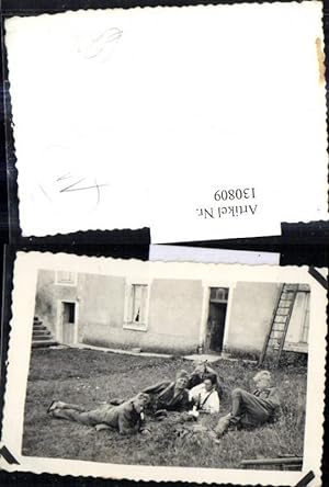 Image du vendeur pour 130809,Foto WW2 Soldaten Uniform Frau Weinflasche v. Haus liegend mis en vente par Versandhandel Lehenbauer
