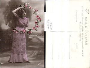 Image du vendeur pour 224036,Frau m. Kleid Spitzenkleid Perlenkette Kette i. Haar Blumenbogen Blumen mis en vente par Versandhandel Lehenbauer
