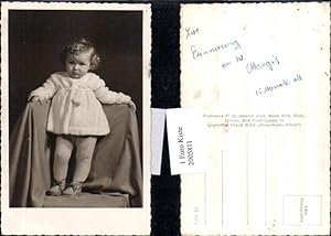 Bild des Verkufers fr 2005811,15 Monate altes Kind auf Stuhl Sessel Ganzkrperportrait zum Verkauf von Versandhandel Lehenbauer
