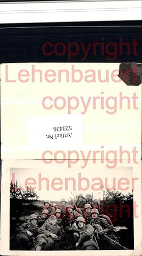 Bild des Verkufers fr 523436,Foto WW2 Wehrmacht Soldat Gefechtsmontur Stahlhelm Hem zum Verkauf von Versandhandel Lehenbauer