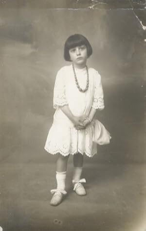 Bild des Verkufers fr [Ritratto di una bambina in piedi, vestita di bianco, con una collana.] zum Verkauf von Libreria Oreste Gozzini snc
