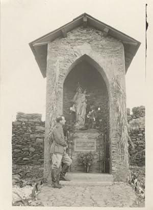 [Fotografia di un soldato in visita alla Madonna dedicata alla città di Genova dalla 2° Divisione...