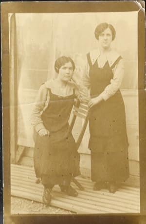 Bild des Verkufers fr [Ritratto di due donne, una seduta ed una in piedi, in abiti da lavoro]. zum Verkauf von Libreria Oreste Gozzini snc