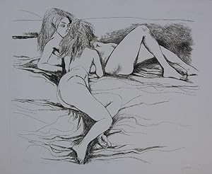 Due donne distese su un letto
