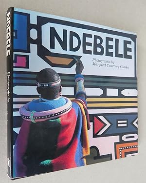 Bild des Verkufers fr Ndebele. The Art of an African Tribe. Photographs and text by Margaret Courtney-Clarke zum Verkauf von Antikvariat Valentinska