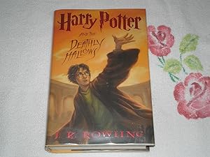 Bild des Verkufers fr Harry Potter and the Deathly Hallows (Book 7) zum Verkauf von SkylarkerBooks